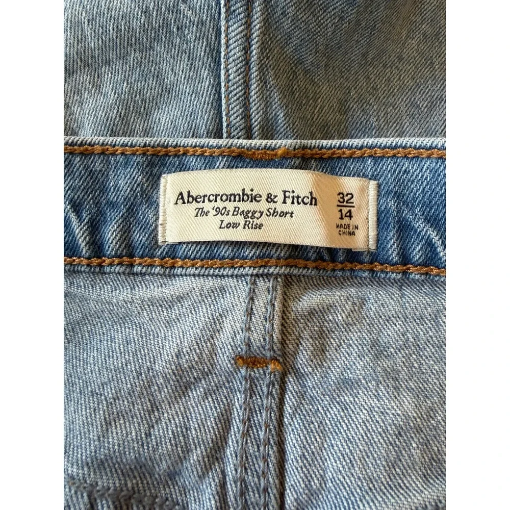 Abercrombie & Fitch The 90s Baggy Short Low Rise Light Wash Distressed Size 34